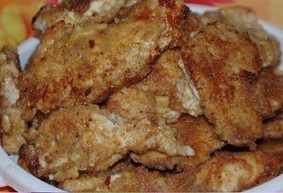 Куриные отбивные в сырном кляре.Ингредиенты:Куриное филе – 600 гПлавленый сыр – 150 гЯйца – 2 ...