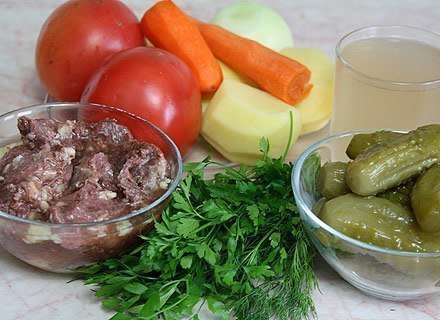 Рассольник с тушенкой.Ингредиенты:- 1 банка тушенки- 100 гр моркови- 150 гр солёных огурцов- 400 гр ... - 2