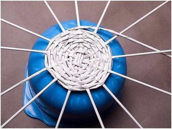 Корзинка для цветов из газетных трубочек. Мастер-класс. - 7