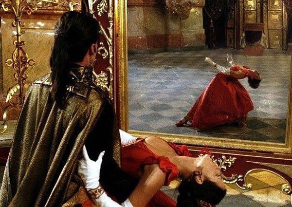 Зеркало зла в особняке Брусницыных.В живописном особняке Брусницыных на Кожевенной линии висит ...