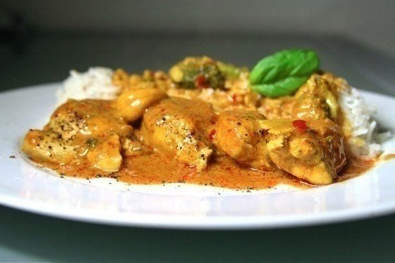 Курица в сметанно-грибном соусе.Ингредиенты:Перец черный молотый - по вкусуСоль - по вкусуМасло ...