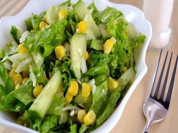 Салат из огурцов, капусты и кукурузы.Ингредиенты:Огурцы – 200гКапуста белокочанная – 100гКукуруза ...