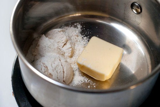 Простой сырный соус. Ароматный сырный соус из сливочного масла, муки, молока и сыра. Ингредиенты 2 ... - 3