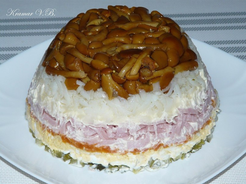 Салат с маринованными опятами.Автор: Вероника Крамарь Нам потребуется:маринованные опята 450 ...