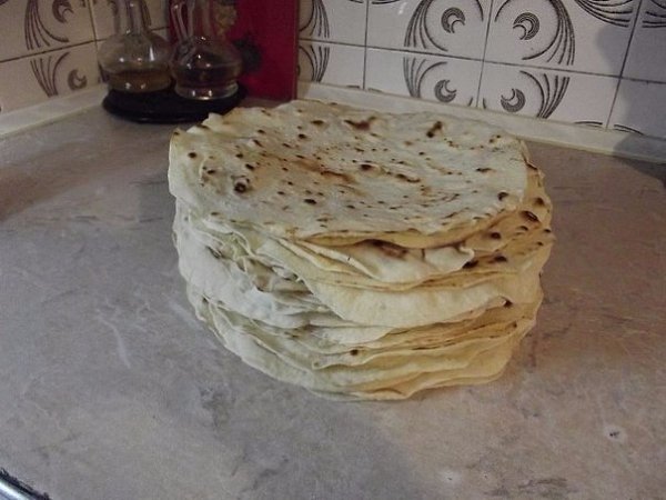 Домашний лаваш. Я очень люблю ЛАВАШ. Но в магазине он не очень вкусный, долго искала рецепт, вот ...