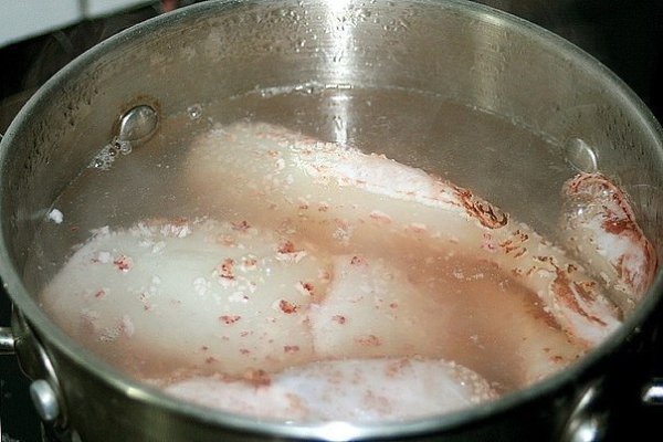 Нежный кальмар в сметанном соусе.Ингредиенты:- 2-4 тушки кальмара- 2 столовые ложки сметаны- 1 ... - 2
