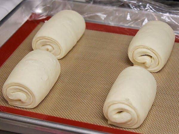 Круассаны с шоколадом.Ингредиенты:310 гр. сливочного масла (не меньше 82% жирности) комнатной ... - 9