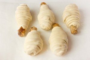 КУРИНЫЕ НОЖКИ В ТЕСТЕ.Ингредиенты:6-8 куриных голеней3 зубчика чеснока1 упаковка (450 г) готового ... - 4