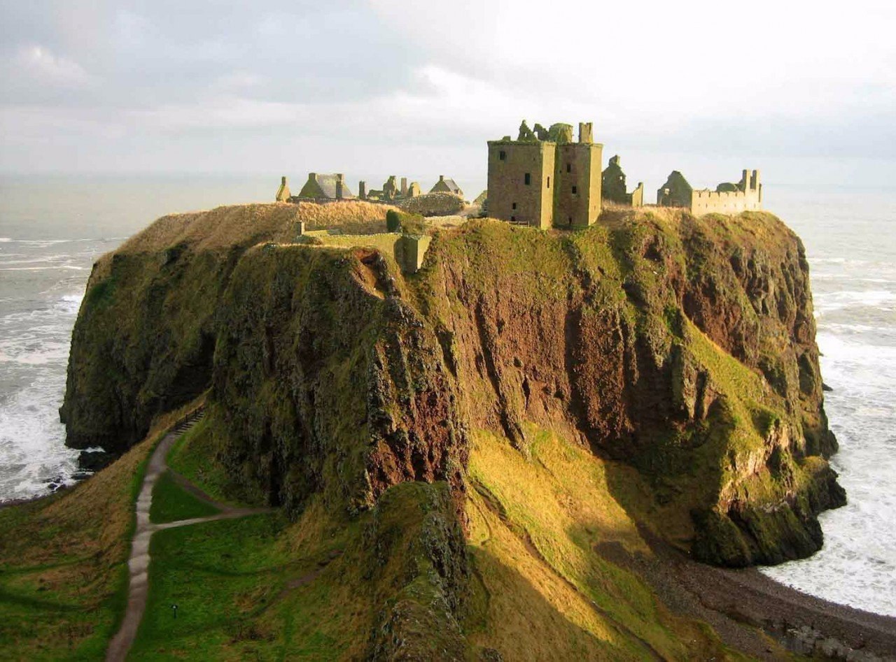 Неприступная крепость это. Замок Данноттар Шотландия. Замок Данноттар, Шотландия, Великобритания. Замок Данноттар, Стонхейвен, Шотландия.. Замок Данноттар Абердиншир Шотландия 15-16 век.