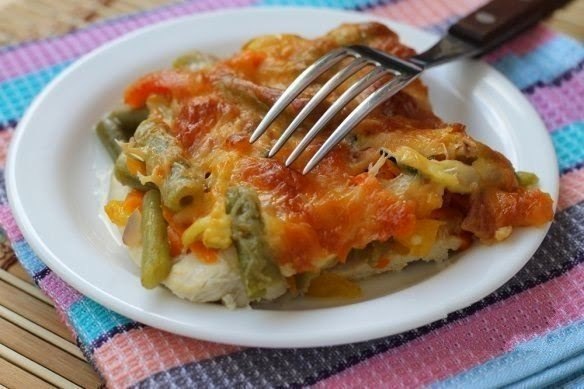 Куриный стейк с овощами.Ингредиенты:Куриное филе — 2шт (500г);Морковь — 1шт (маленькая или ...