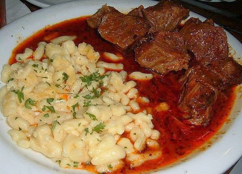 ГУЛЯШ ПО-ВЕНГЕРСКИ. Ингредиенты:нарезанная крупными кубиками говядина - 2-2,2 кгнарезанный мелкими ...