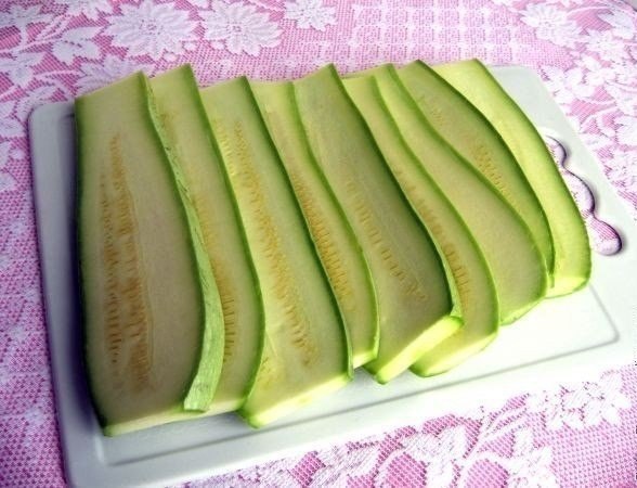 Рулетики из кабачков.Ингредиенты:Кабачки – 4 шт.Сырок – 1-2 шт.Чеснок – 4 зубчика.Помидоры – 1 ... - 2