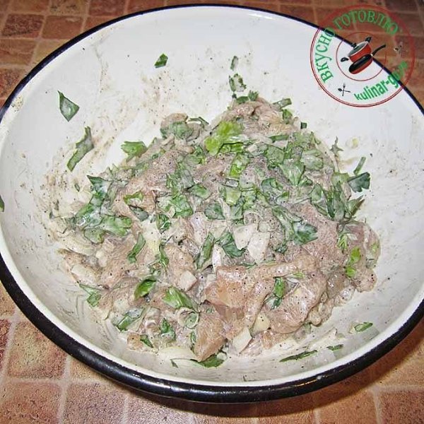 Картофельные лодочки, фаршированные мясом.Ингредиенты:Куриное филе — 500 гПетрушка — 1 пучокЧеснок — ... - 3