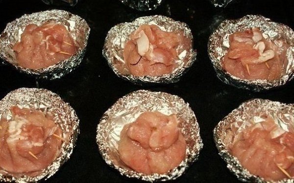 "Мешочки с сыром и грибами" Ингредиенты: - свинина для отбивных - грибы маринованные - ... - 5