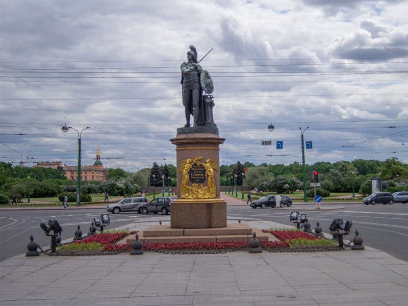 Памятник Суворову. Российский полководец Александр Васильевич Суворов (13 (24) ноября 1730 — 6 (18) ...