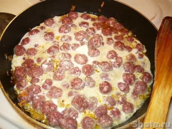 СПАГЕТТИ С СОУСОМ ИЗ ФРИКАДЕЛЕК.Нам потребуется:мясной фарш – 500 гяйцо – 1 штлук – 1 штморковь – 1 ... - 6