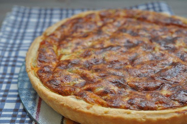 Киш с курицей и сыром.Ингредиенты:Для теста:Охлажденное сливочное масло — 150 гМука — 170 г Ледяная ...
