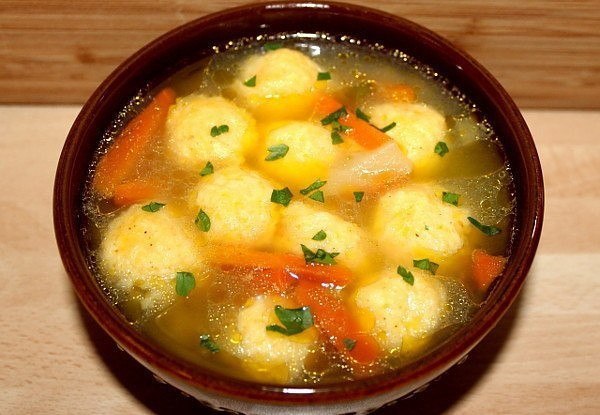 Суп с сырными клёцками. Ароматный быстрый суп с сырными клёцками и овощами без мяса на бульоне. ...