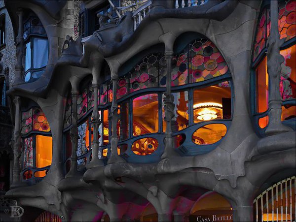 Antoni Gaud.Casa Batlo at night - 8