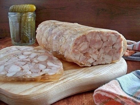 Куриный сальтисон.Ингредиенты:- 1 куриная грудка- 3 окорочка- 5-6 долек чеснока- 20 гр желатина- ...