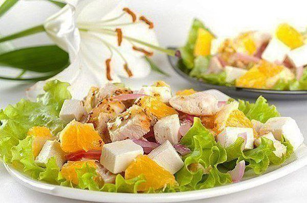 Салат с апельсинами, куриным филе и сыром фета.Ингредиенты:- филе куриной грудки (целое, из двух ...