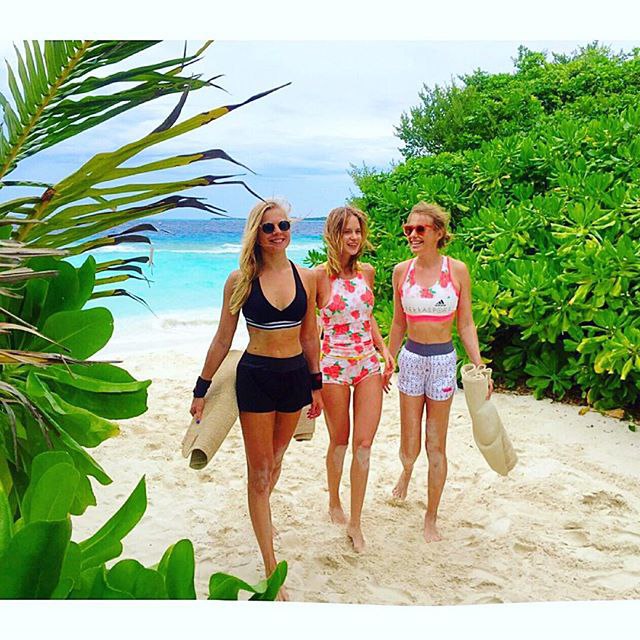 Girls + yoga + Maldives = happiness Sunny day #sonevafushi #yougaslimteam # #glukoza @ ...