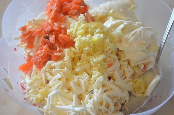 Сырные шарики с крабовыми палочками. Закуска из крабового мяса (или палочек) очень популярна. ... - 5