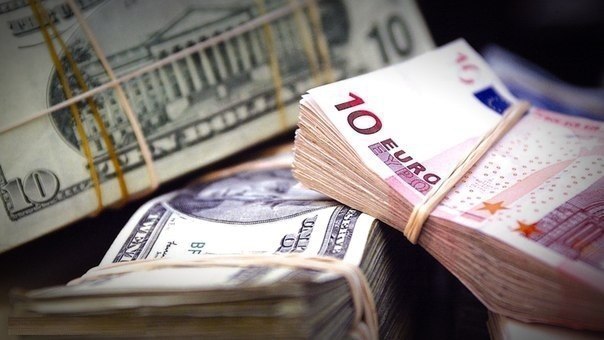 В одной фирме объявили набор менеджеров по продажам. Пришел один кандидат. С кадровиком ...