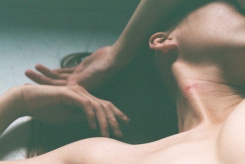 Я не люблю, когда меня жалеют.Я не люблю, когда мне лгутЯ не люблю, когда мне лезут в душуОсобенно ...