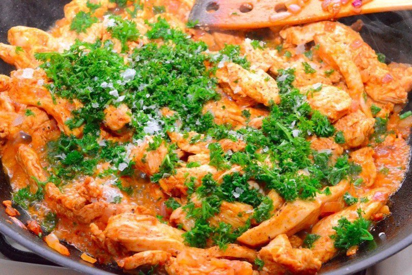 Куриное филе с лимоном и чесноком.Ингредиенты:Куриные грудки — 2 шт.Оливковое масло — 30 млЛук-шалот ...
