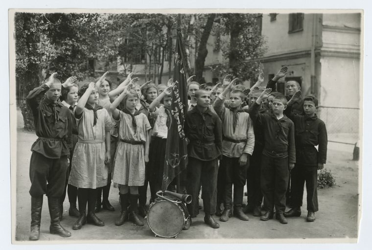 На фото первый советский детский дом, 1918 год. Хочется немного напомнить, что первое, что стала ...