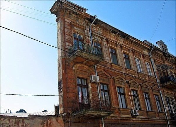 В Одессе есть дом, который при определенном вашем местоположении выглядит плоским