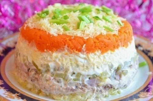 Салат из горбуши с маринованными огурчиками.Ингредиенты:• Консервированная горбуша в масле 1 банка;• ...