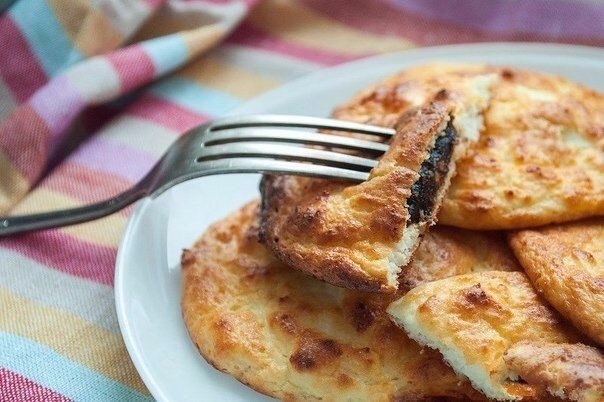 Простая идея для завтрака! Сырники с черносливом без жарки Ингредиенты: Творог — 250 г Яйцо — 1 шт. ...