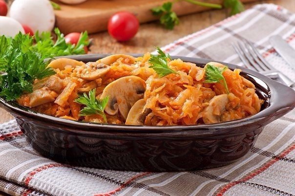 Тушёная капуста с грибами.на 100грамм - 32.34 ккалБ/Ж/У - 2.58/0.75/4.04Ингредиенты:Капуста - 600 ...