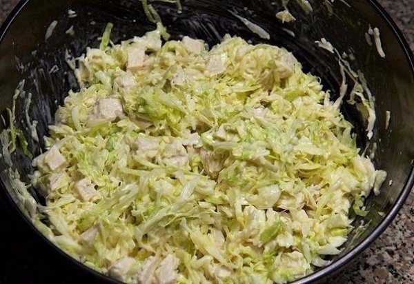 Салат из свежей капусты с курицей. Настоящий сезонный зимний салат с вареной курицей и хрустящими ... - 7