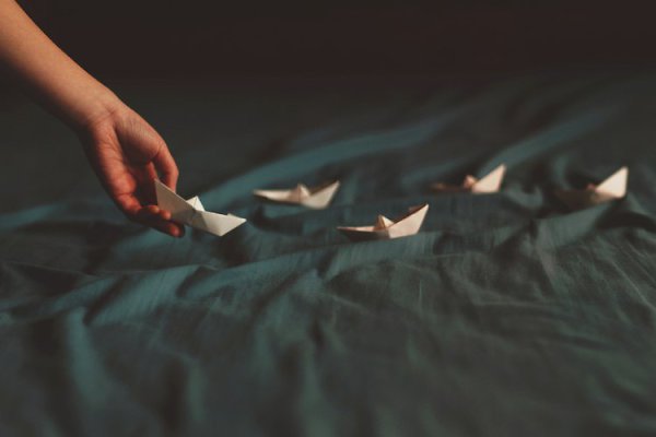 Тысячей перекрестков рассыпется память. Каждый из них - кусочек разбитых дней. Нас никогда никто не ...