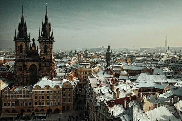 Храм Девы Марии и крыши домов, Прага, Чехия