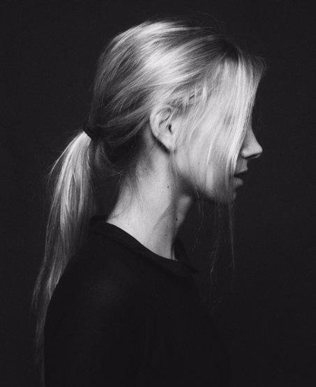 Не хочу никому объяснять, Почему я такая стала. Вам все равно не понять То, что я понимать устала.