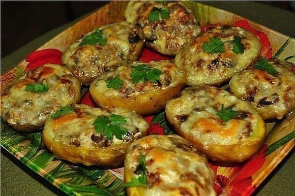 Лодочки из картошки в мундире.Ингредиенты:8 крупных картофелин200 гр ветчины150 гр твердого сыра1 ...