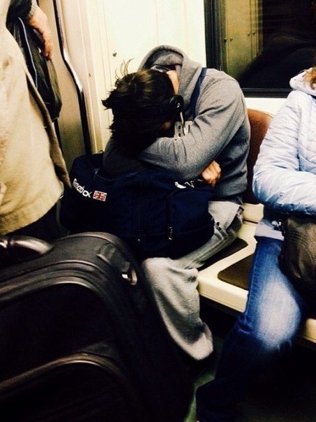 Первая встреча с братиком. Пощупала у брата. Трогала брата ночью. Пара без лица. Парень обнимает девушку селфи без лиц.