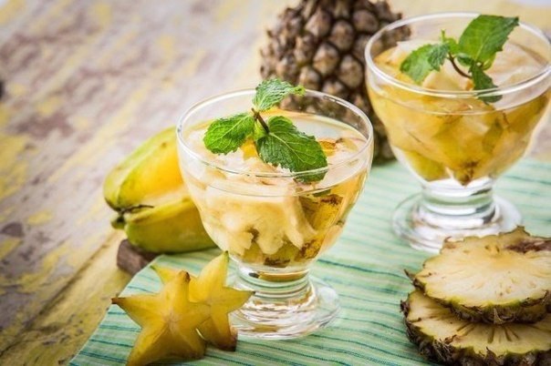9 способов сделать питьевую воду вкуснее и полезнее.Лимон и клубникаНарезаем дольками половину ...