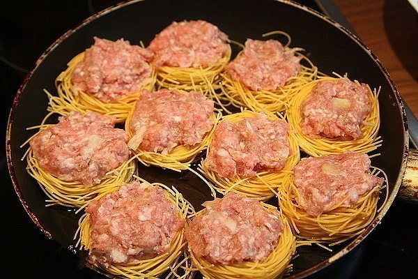 ГНЁЗДА - быстро, вкусно и очень просто. На завтрак просто незаменимый рецептик. - Берём лапшу ... - 3