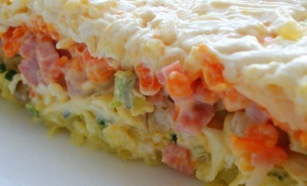 Очень вкусный слоеный салатик.Приготовление:1-й слой: отварная картошка, натертая на крупной ...