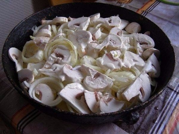 Овощная запеканка.Ингредиенты:Картофель — 6 шт.Лук репчатый — 2 шт.Грибы — 100 г Помидор — 2 шт.Сыр ... - 4