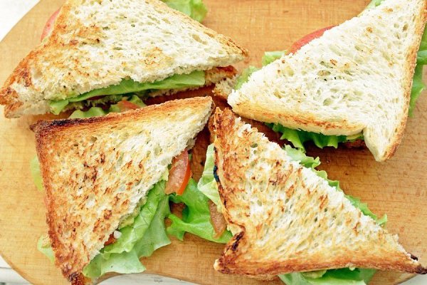 Сэндвич с курицей и авокадо.Очень вкусная и простая закуска!Ингредиенты:Авокадо — 1 шт.Лимонный сок ... - 2