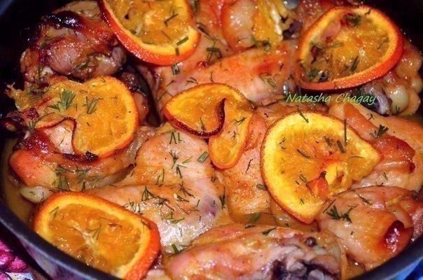 Это просто нереально вкусная курица.Мясо получается мягким, нежным, сочным, просто пальчики ...