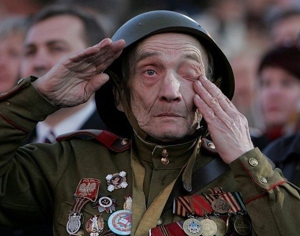 -Дед, не умирай, слышишь?! - Мне можно, я старый. Одно жалко - знать бы, когда война кончится... - ...