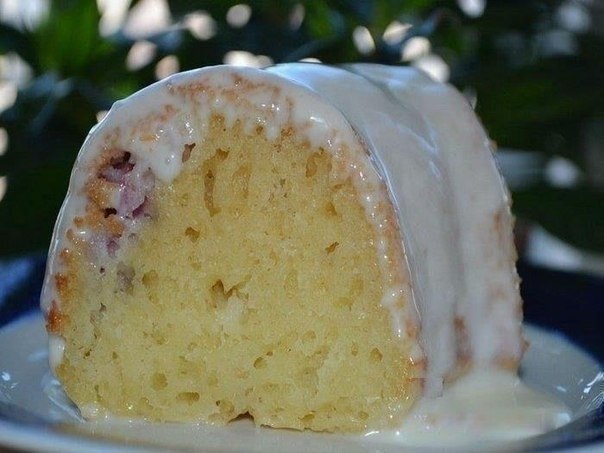Манник с ягодами и сметанным кремом.Ингредиенты:-Манка 1 ст-кефир 1 ст-сахар 1 ст-мука 1 ст-3 ...