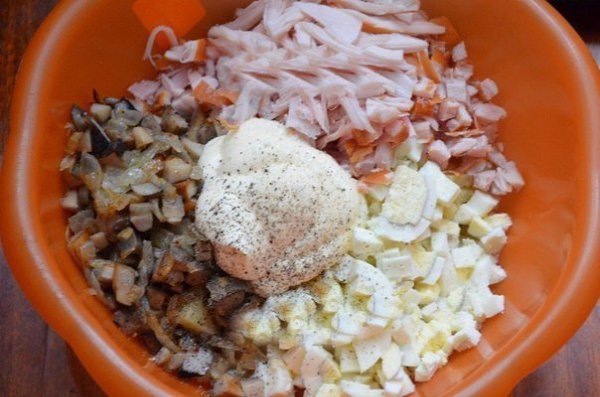 САЛАТ С КОПЧЕНОЙ КУРИЦЕЙ. Ингредиенты: - 200 г копченой курицы (у меня грудка); - 150 г маринованных ... - 5